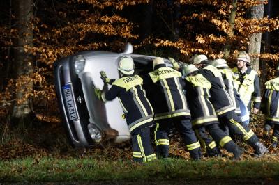Weil im Schoenbuch: Nasse Fahrbahn und zu schnell - 24jaehrige kommt von Fahrbahn ab und kracht in Wald.